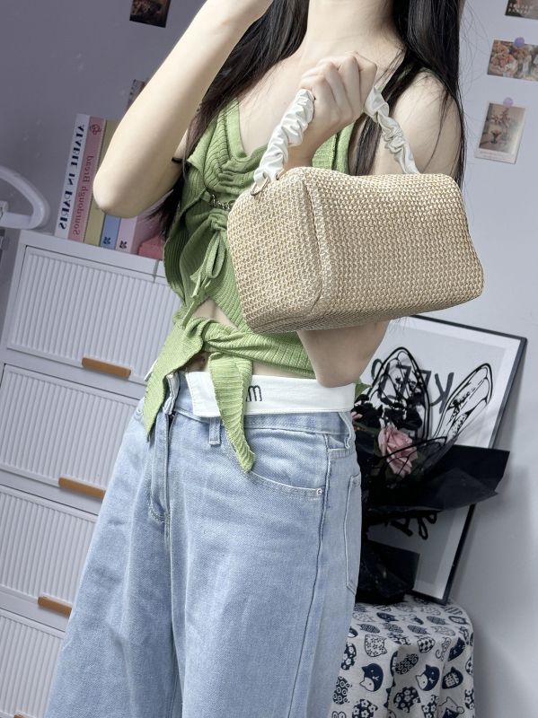 PU anyagú tote táska, street-trend stílus, horizontális négyzet alakú forma, kapucsukós nyitás, egy vállpánt