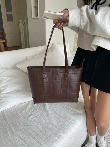 PU Tote táska üzleti közlekedéshez — mindennapi használatra, cipzáras zárás, belső cipzáras zseb