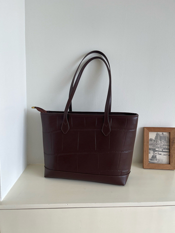 PU Tote táska üzleti közlekedéshez — mindennapi használatra, cipzáras zárás, belső cipzáras zseb