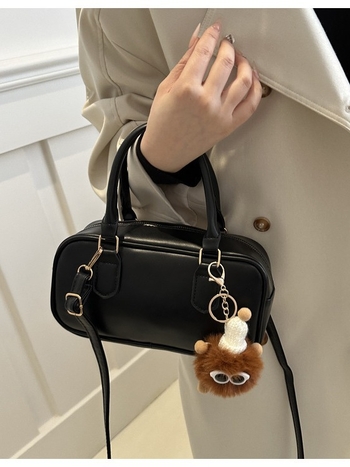 Női kézitáska, kis négyzet alakú táska, PU anyag, cipzáras záródás, poliészter bélés, belső zsebek telefon és ID számára