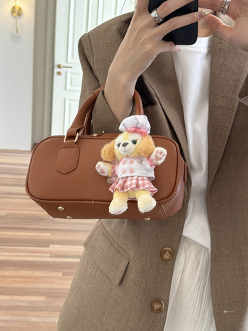 Női kézitáska, kis négyzet alakú táska, PU anyag, cipzáras záródás, poliészter bélés, belső zsebek telefon és ID számára