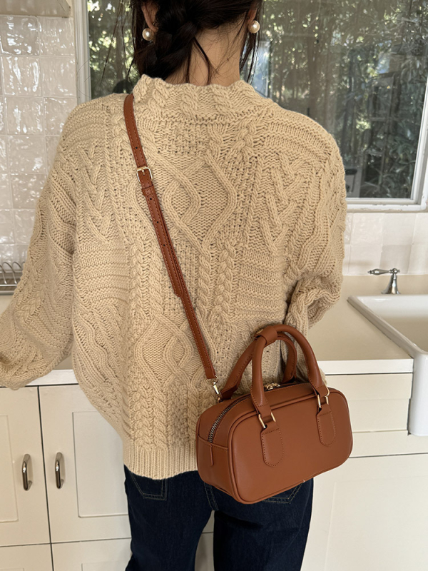 Női kézitáska, kis négyzet alakú táska, PU anyag, cipzáras záródás, poliészter bélés, belső zsebek telefon és ID számára