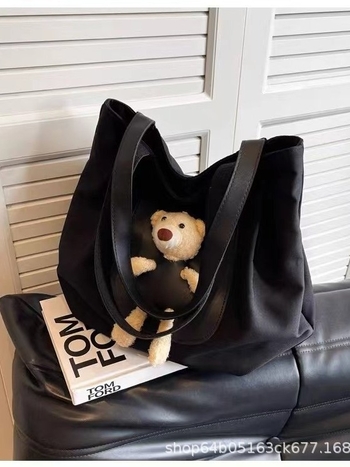 Torba Tote s urbanim minimalističkim stilom, najlon materijal, motiv medvjedića, zatvaranje na zip, unutarnja džep za telefon