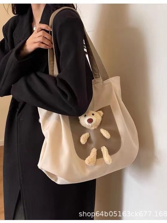 Torba Tote s urbanim minimalističkim stilom, najlon materijal, motiv medvjedića, zatvaranje na zip, unutarnja džep za telefon