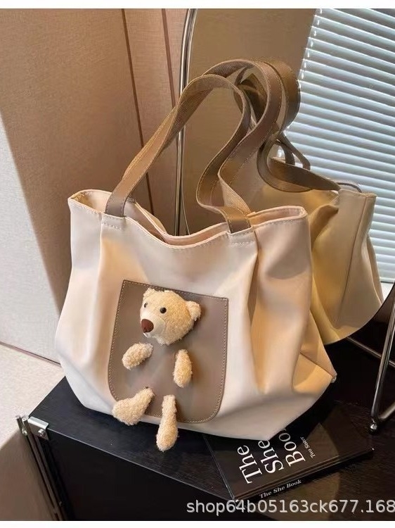 Torba Tote s urbanim minimalističkim stilom, najlon materijal, motiv medvjedića, zatvaranje na zip, unutarnja džep za telefon