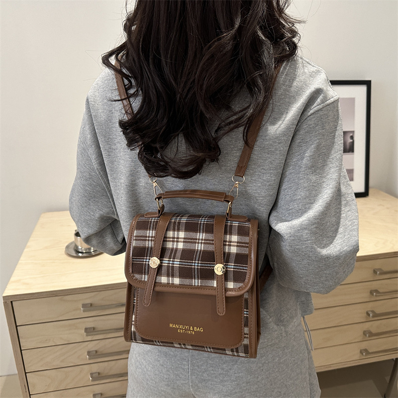 Ruksak s urbanom jednostavnošću, poseban materijal, podstava od sintetičke kože, otvaranje tipa preklopa, unutarnji džep za telefon