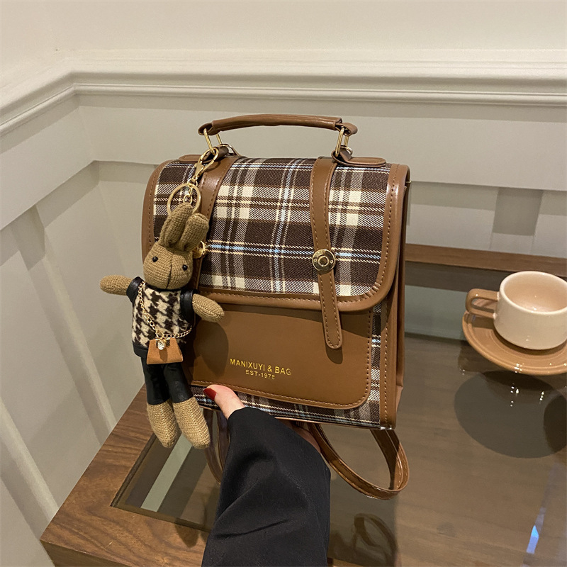 Ruksak s urbanom jednostavnošću, poseban materijal, podstava od sintetičke kože, otvaranje tipa preklopa, unutarnji džep za telefon