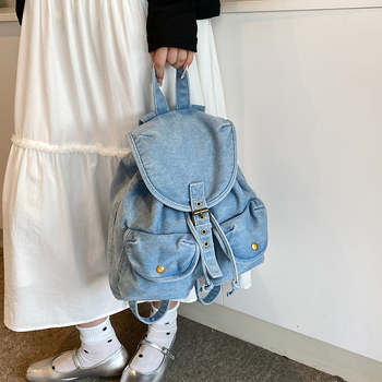 Denim ruksak s poklopcem, velikog kapaciteta, više pretinaca, zatvara šnrunom, unutarnji džep sa zatvaračem, poliester podstava
