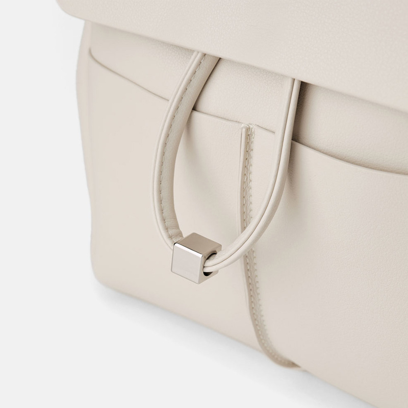 Ženski ruksak – nišni casual putnički ruksak, korejski minimalistički stil, torba za laptop, europsko-američki retro stil (Materijal: PU; Podstava: PU; Način otvaranja: šnir s kopčom; Vanjska torba s poklopcem; Čvrstoća: srednje mek)