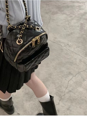 Ženski mini ruksak s quilt uzorkom i lančanim remenom, crossbody za putovanja — PU koža, gradski minimalistički stil