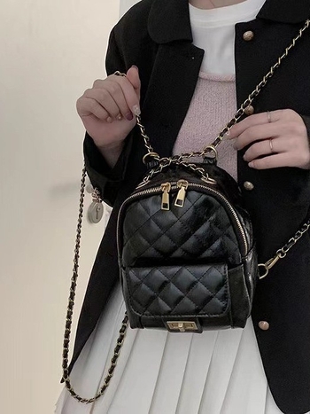 Ženski mini ruksak s quilt uzorkom i lančanim remenom, crossbody za putovanja — PU koža, gradski minimalistički stil