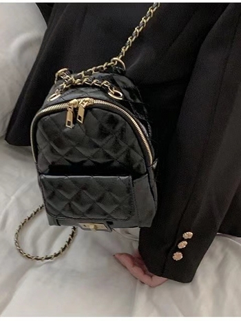 Ženski mini ruksak s quilt uzorkom i lančanim remenom, crossbody za putovanja — PU koža, gradski minimalistički stil