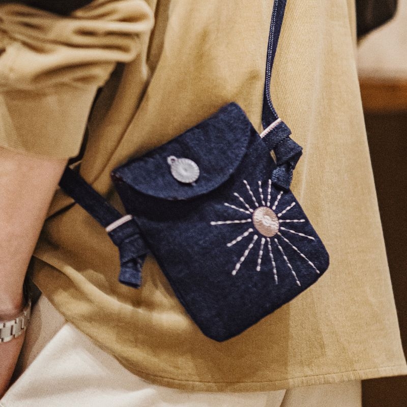 Muška crossbody torbica s izvezenim motivom – denim, otporna na habanje, Madden – retro stil, proljeće 2024