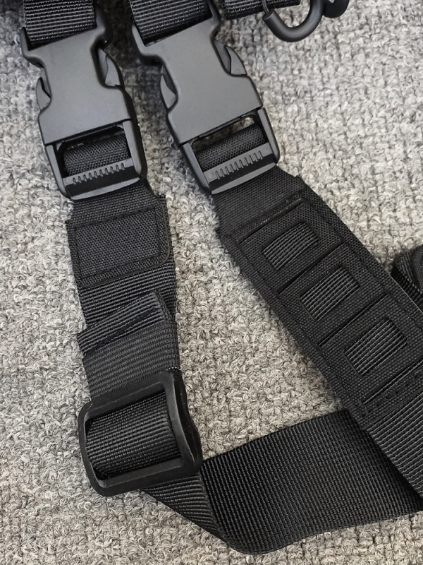 KLY férfi mellkas táska — Oxford anyag, légáteresztő és kopásálló, poliészter bélés, egyszínű dizájn