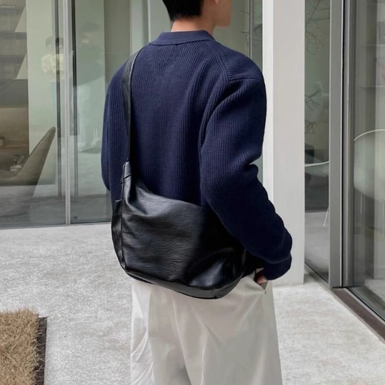 Geantă crossbody pentru bărbați - piele PU, formă ovală, închidere cu fermoar, buzunar intern cu fermoar, curea de umăr