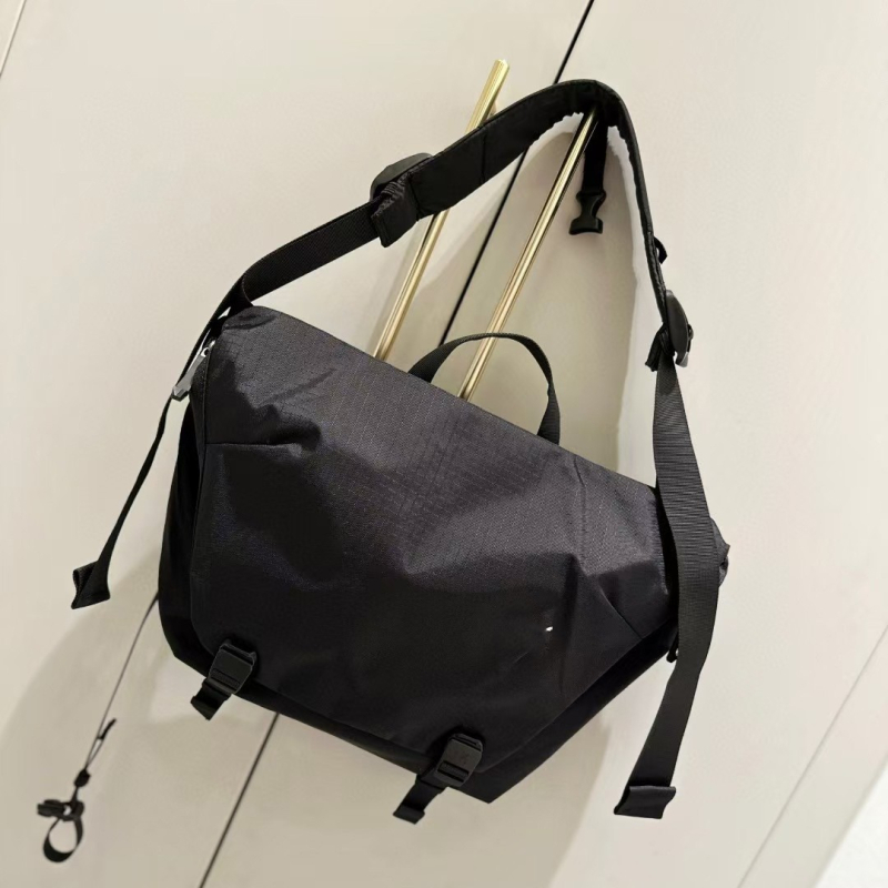 Muška crossbody torba - najlon, rekreacijski stil putovanja, prozračna i vodootporna, podstava od platna, ljeto 2025