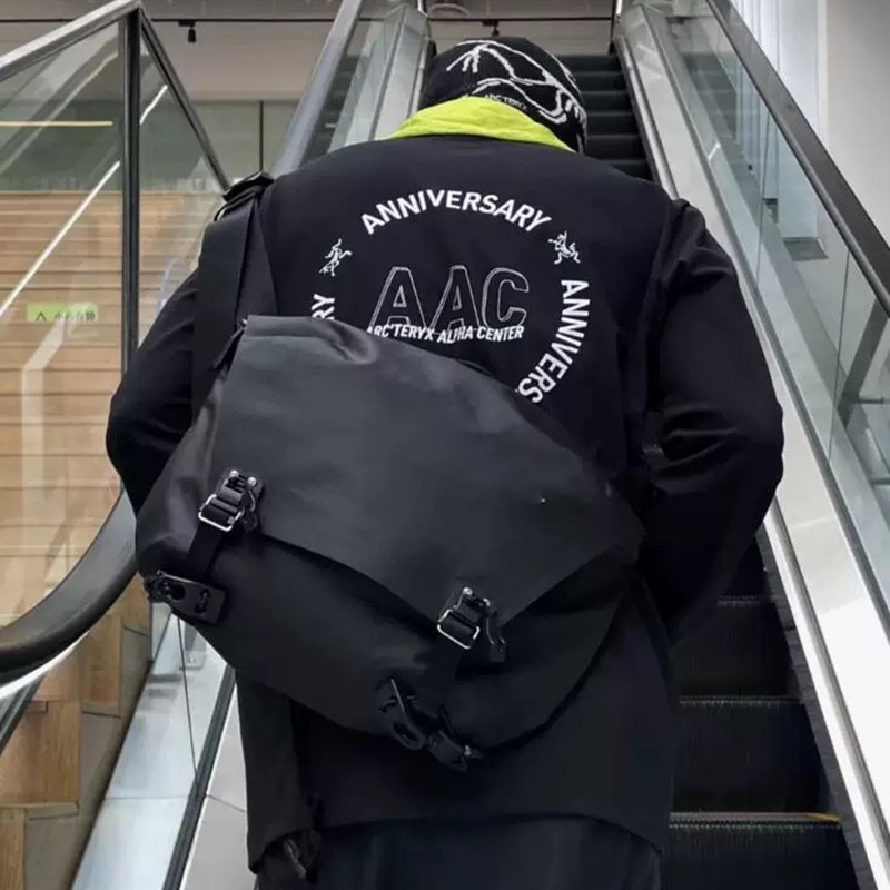 Muška crossbody torba - najlon, rekreacijski stil putovanja, prozračna i vodootporna, podstava od platna, ljeto 2025