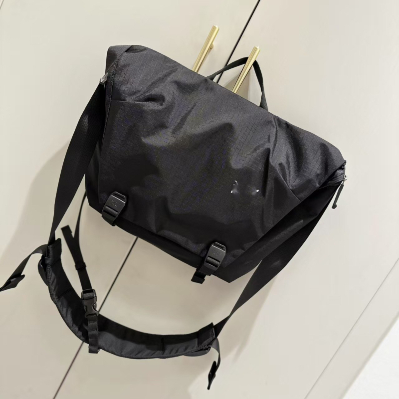 Muška crossbody torba - najlon, rekreacijski stil putovanja, prozračna i vodootporna, podstava od platna, ljeto 2025