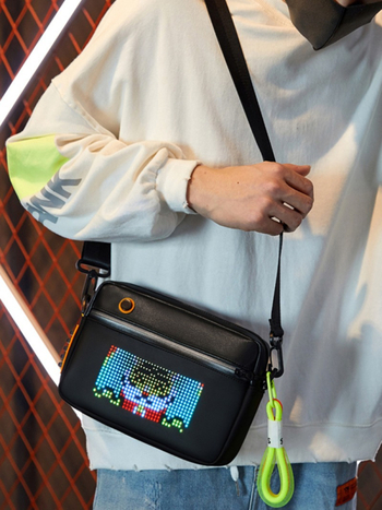 Muška PU crossbody torba s USB sučeljem, vodootporna i otporna na habanje, s uzorkom slova