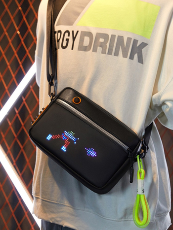 Muška PU crossbody torba s USB sučeljem, vodootporna i otporna na habanje, s uzorkom slova