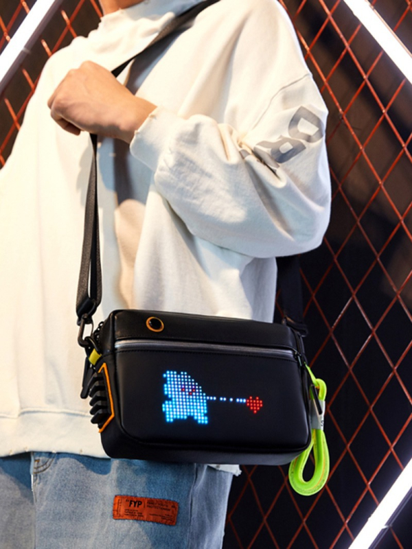 Muška PU crossbody torba s USB sučeljem, vodootporna i otporna na habanje, s uzorkom slova