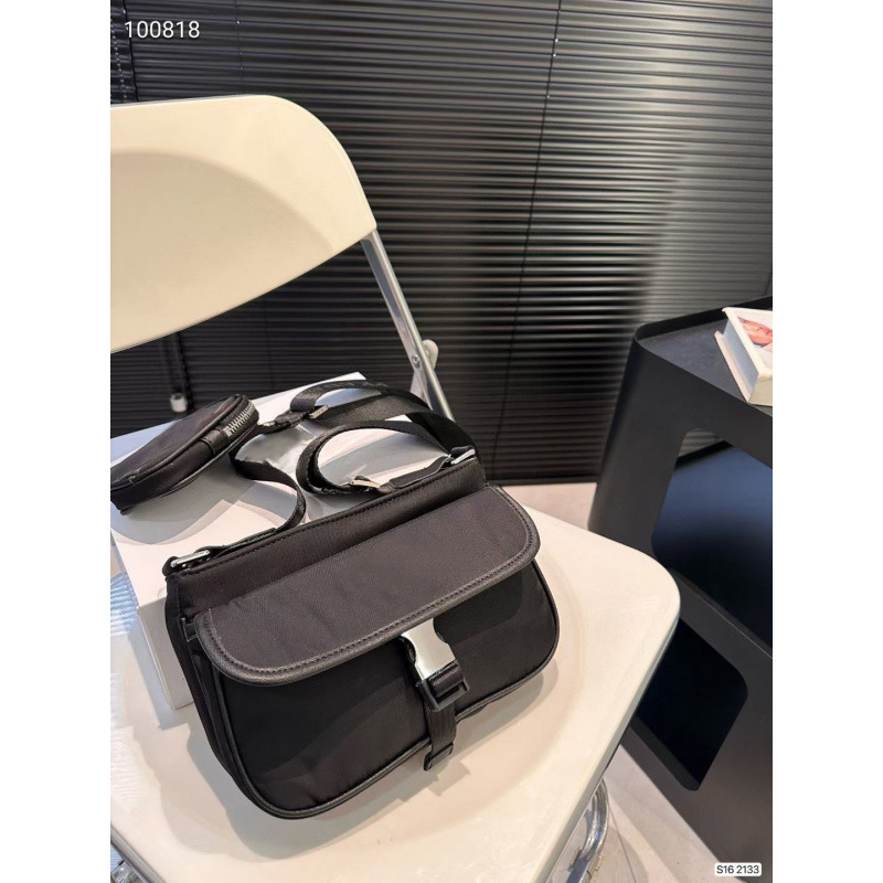 Unisex nylon crossbody torba - prozračna, lagana konstrukcija; podstava od poliestera; uzorak slova