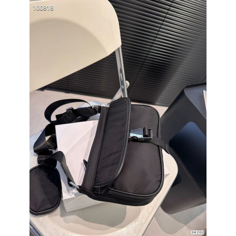 Unisex nylon crossbody torba - prozračna, lagana konstrukcija; podstava od poliestera; uzorak slova