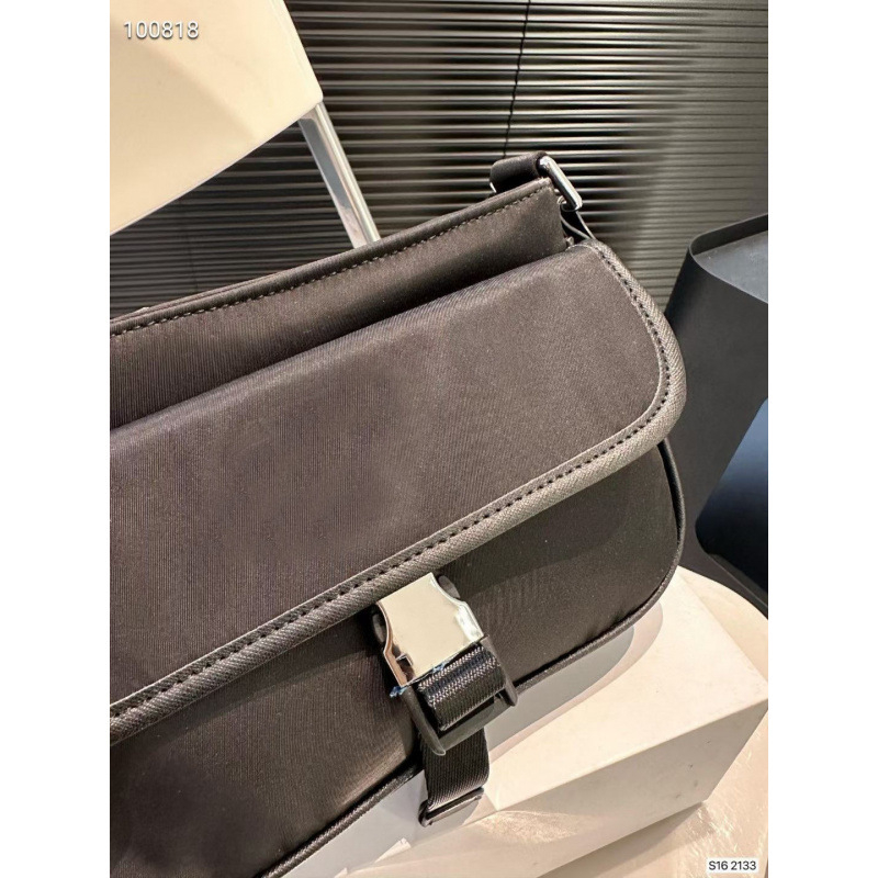 Unisex nylon crossbody torba - prozračna, lagana konstrukcija; podstava od poliestera; uzorak slova