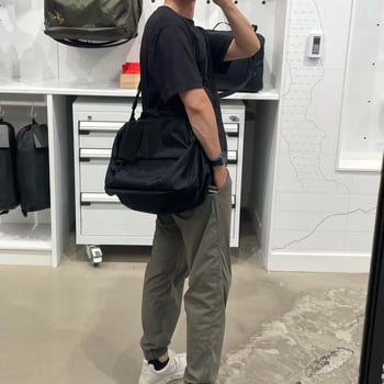 Muška crossbody torba, gradski minimalistički stil, najlonska vodootporna, kompatibilna s 10-inčnim prijenosnikom, proljeće 2025