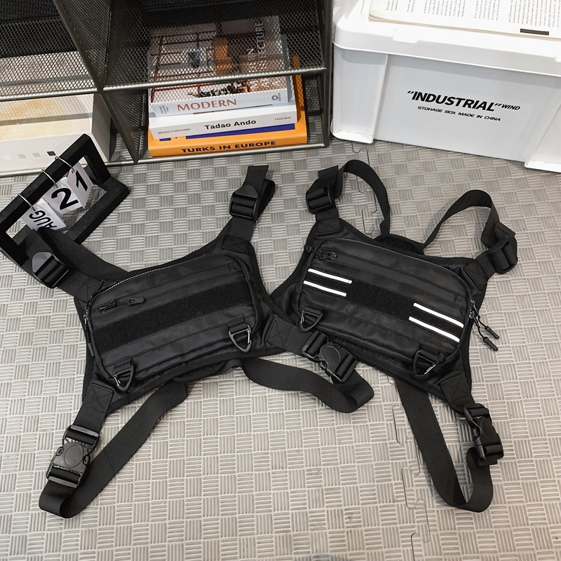 Vyrų krūtinės krepšys su kiberfunkcijos stiliumi, nailonas, atsparus vandeniui ir dilimui.