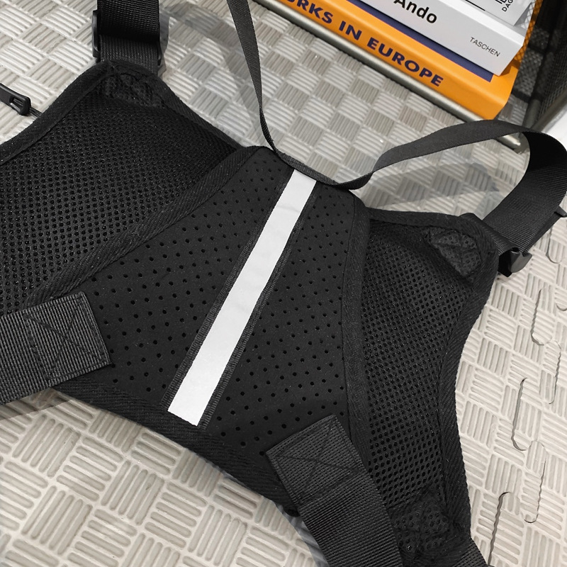 Vyrų krūtinės krepšys su kiberfunkcijos stiliumi, nailonas, atsparus vandeniui ir dilimui.