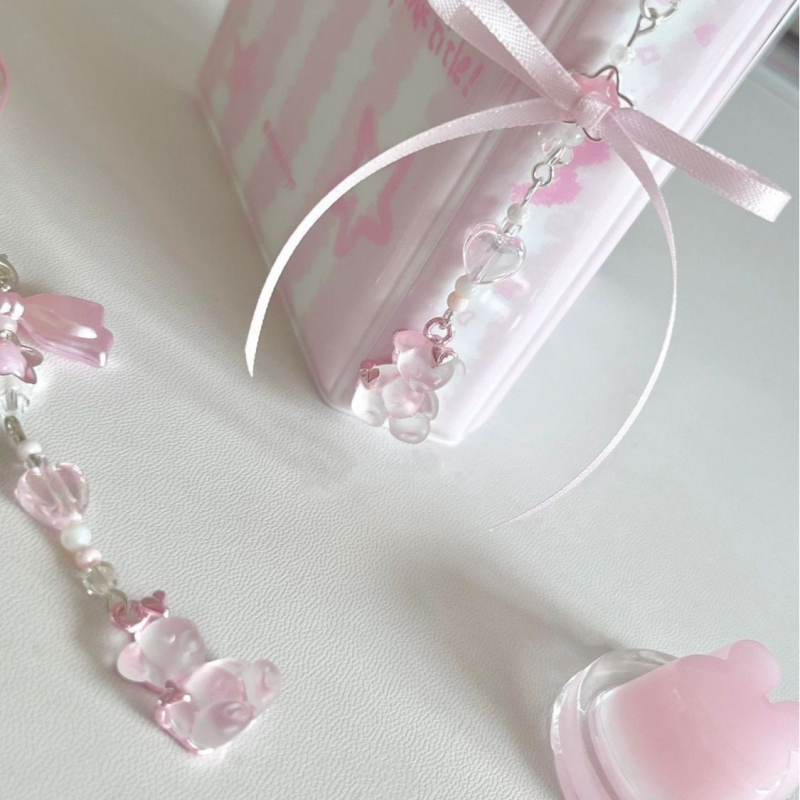 Beaded phone charm s motívom medvjeda — materijal plast/smola; podrijetlo Yiwu; izdanje proljeće 2024; stil svježe i slatko