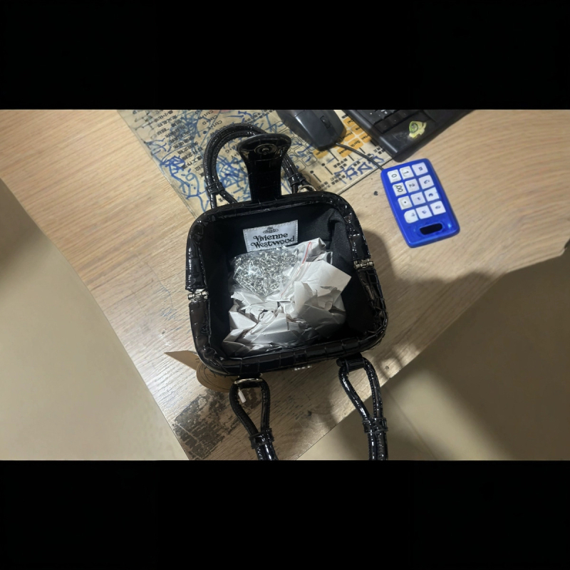 PU crossbody torba s krokodilskim uzorkom i lakiranim završetkom, lančani remen, ovalni oblik, zatvarač
