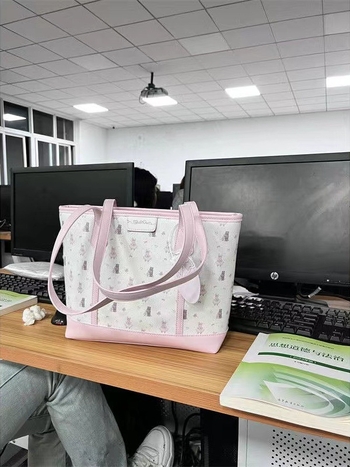 Tote bag nemzeti irodalmi-művészeti stílusban, PU anyagból, horizontális négyzetes forma, cipzáras nyitás