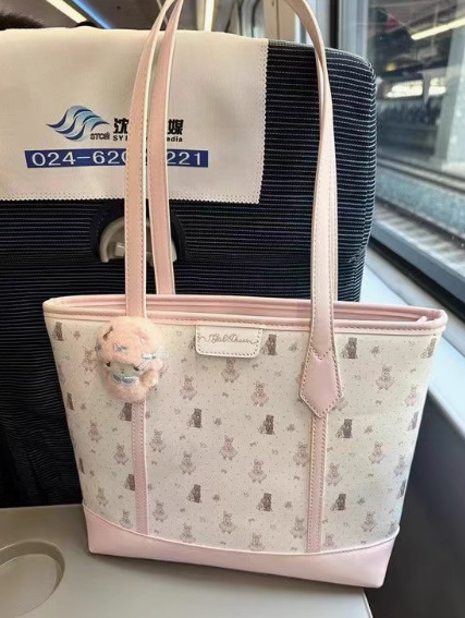 Tote bag nemzeti irodalmi-művészeti stílusban, PU anyagból, horizontális négyzetes forma, cipzáras nyitás