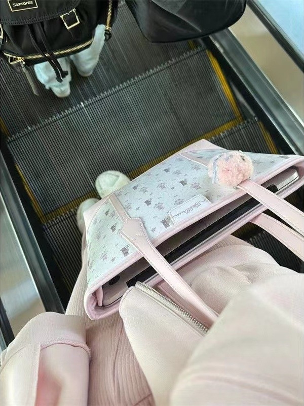 Tote bag nemzeti irodalmi-művészeti stílusban, PU anyagból, horizontális négyzetes forma, cipzáras nyitás