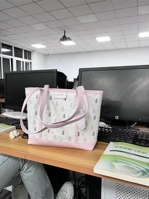 Tote bag nemzeti irodalmi-művészeti stílusban, PU anyagból, horizontális négyzetes forma, cipzáras nyitás