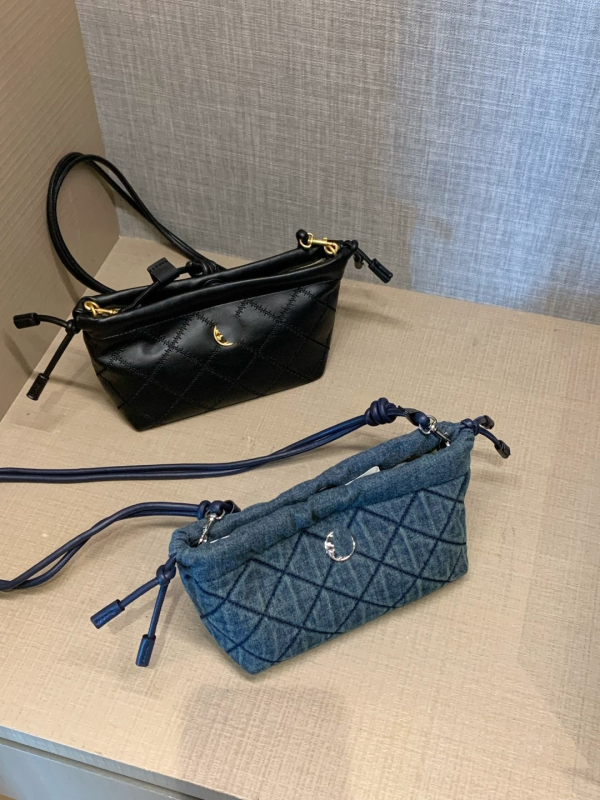 Mala kožna box torba, s lančanim remenom od 25 cm, za rame ili crossbody, ženska torba