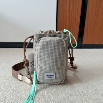 Crossbody torba za bocu vode, 2L kapacitet, najlon, gradska jednostavnost, ovalni oblik, zatvarač