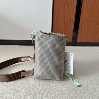 Crossbody torba za bocu vode, 2L kapacitet, najlon, gradska jednostavnost, ovalni oblik, zatvarač