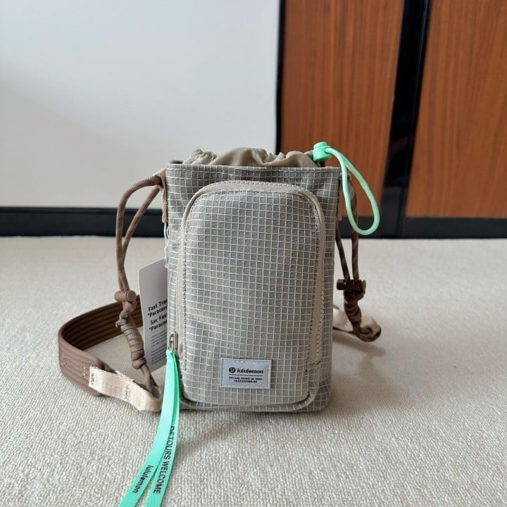 Crossbody torba za bocu vode, 2L kapacitet, najlon, gradska jednostavnost, ovalni oblik, zatvarač