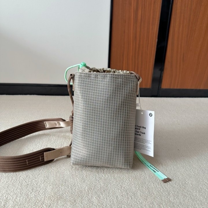 Crossbody torba za bocu vode, 2L kapacitet, najlon, gradska jednostavnost, ovalni oblik, zatvarač