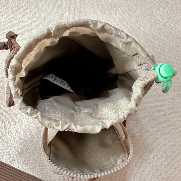 Crossbody torba za bocu vode, 2L kapacitet, najlon, gradska jednostavnost, ovalni oblik, zatvarač