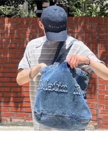 Matinkim Tote torba – denim s izvezenim logom, horizontalni kvadratni oblik, magnetska kopča, proljeće 2024