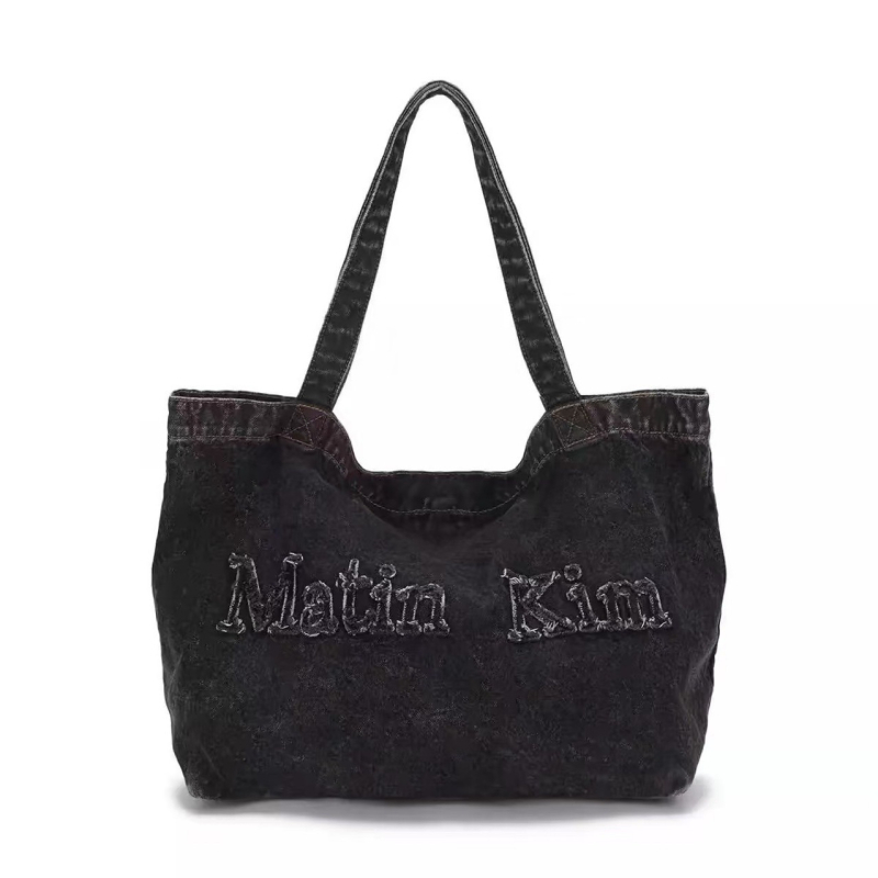 Matinkim Tote torba – denim s izvezenim logom, horizontalni kvadratni oblik, magnetska kopča, proljeće 2024