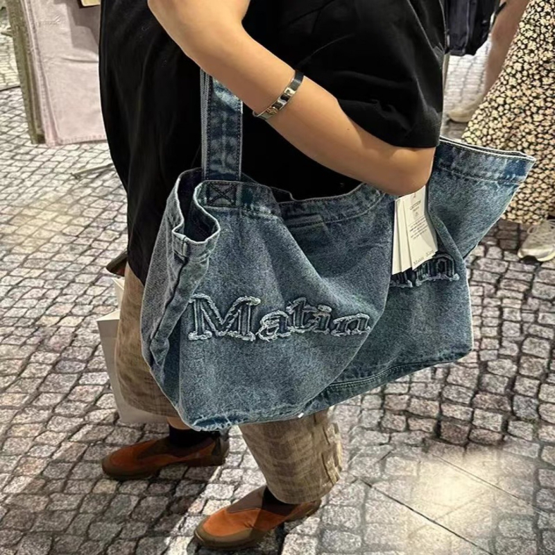 Matinkim Tote torba – denim s izvezenim logom, horizontalni kvadratni oblik, magnetska kopča, proljeće 2024