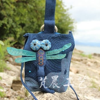 Pamuk Crossbody torba s tie-dye završetkom, horizontalni kvadratni oblik, zatvaranje zipom i unutarnji džep s zipom.