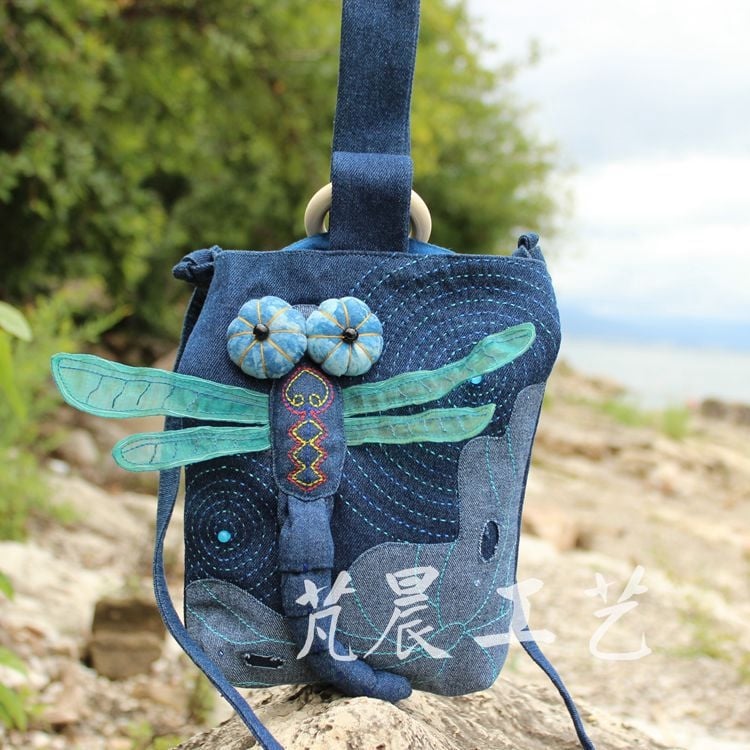 Pamuk Crossbody torba s tie-dye završetkom, horizontalni kvadratni oblik, zatvaranje zipom i unutarnji džep s zipom.