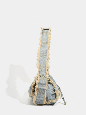 Denim torba preko tijela u street fashion stilu, horizontalni kvadratni oblik, podstava od platna, zatvaranje na zip, s jednom remenom