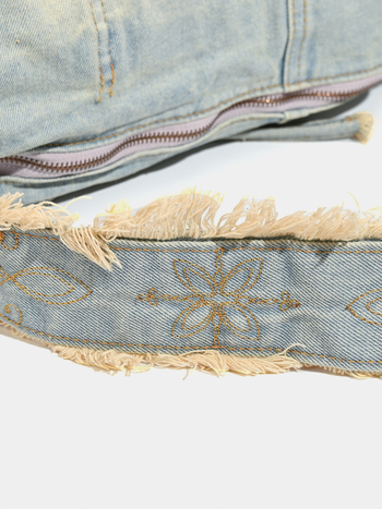 Denim torba preko tijela u street fashion stilu, horizontalni kvadratni oblik, podstava od platna, zatvaranje na zip, s jednom remenom